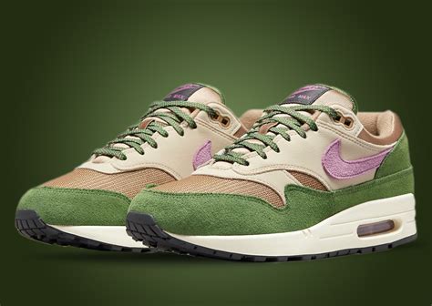 nike 420 damen|Nike Brings 420 Skunk Vibes To The Air Max 1 .